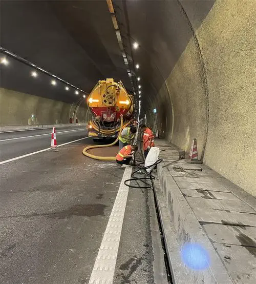 望花隧道排水渠清淤